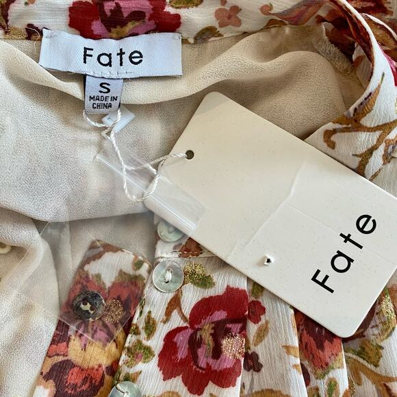Fate Long Sleeve Floral Pearlescent Buttons
Size Small Romantic - Picture 10 of 14